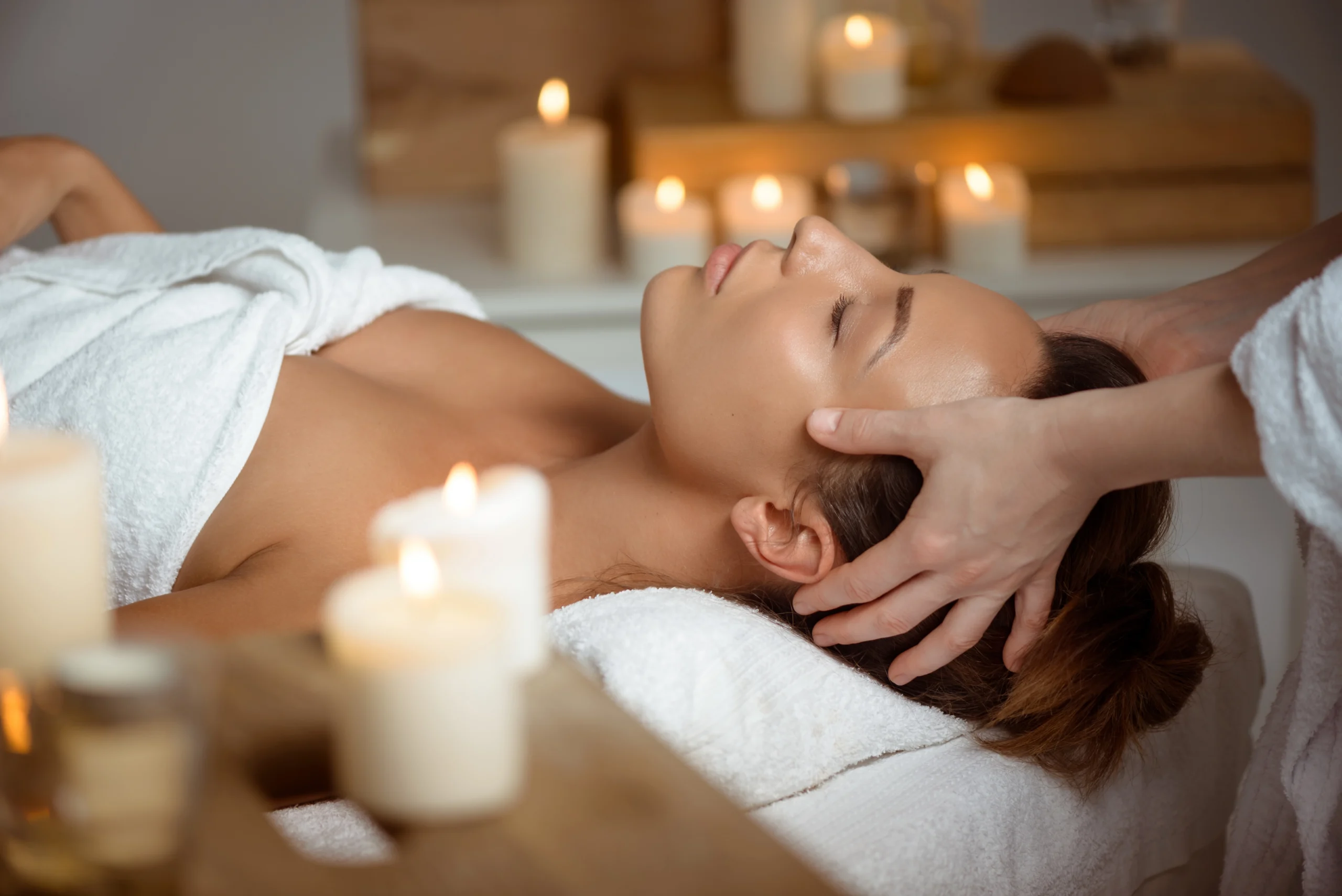 Jeune Femme Ayant Le Massage Du Visage Relaxant Dans Le Salon Spa Scaled